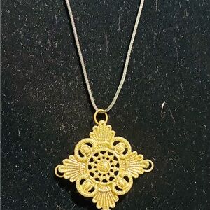 Elegant Shimmering Gold Pendant Necklace